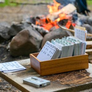 Karteikarten am Feuer